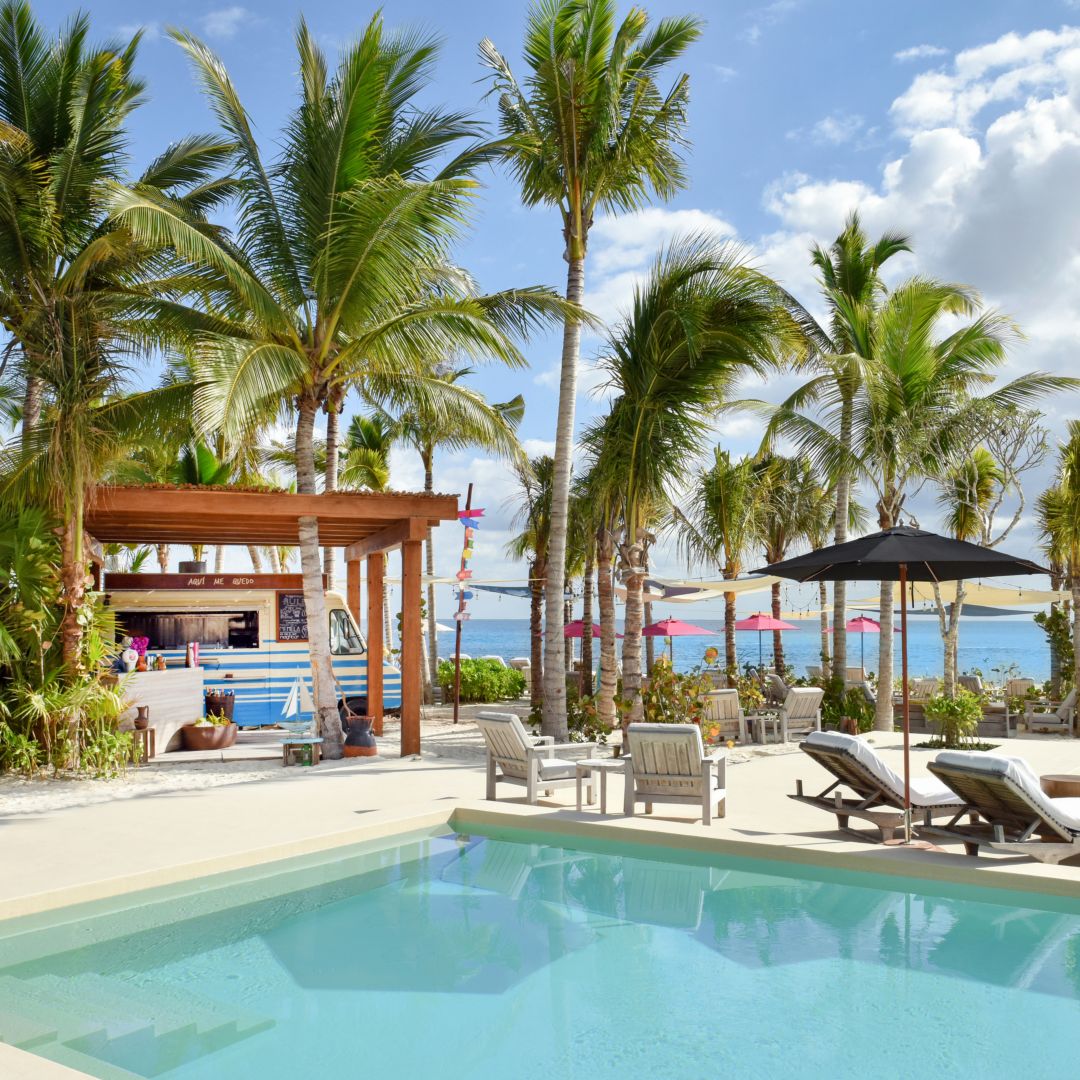 Food Truck y alberca en Aqui Me Quedo 